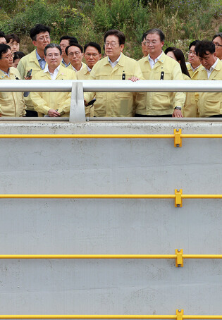Paying tribute to victims of flood-hit tunnel