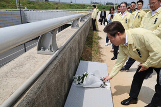 Paying tribute to victims of flood-hit tunnel