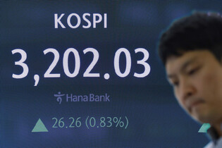 KOSPI rises above 3,200-pt line