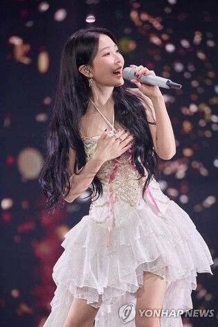 보아, 25주년 콘서트 취소…"무릎 골괴사 진단, 수술 결정"