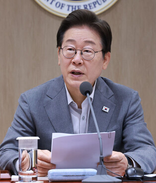 Lee attends Cabinet meeting