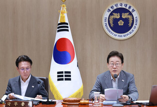 Lee attends Cabinet meeting