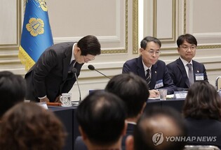 Lee apologizes to surviving families of victims of social disasters