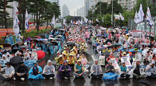 Umbrella labor group begins large-scale strike