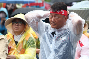 Umbrella labor group begins large-scale strike