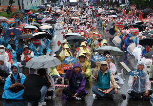 Umbrella labor group begins large-scale strike