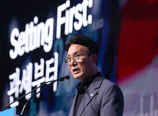 PM delivers address at forum