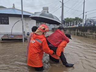 (4th LD) 2 dead, over 1,300 evacuated as torrential rains hit central, southern regions