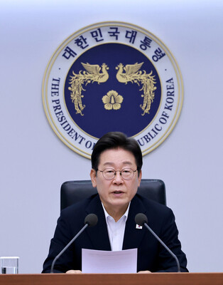 Lee holds 4th meeting with top aides