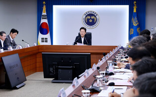 Lee holds 4th meeting with top aides