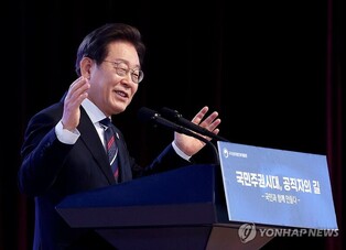 Lee's approval rating edges up to 64 pct