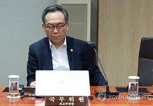 (LEAD) Ex-FM Cho summoned for questioning in martial law probe