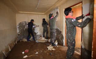 Troops help flood recovery