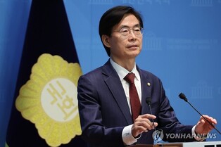 Six-term lawmaker declares bid for main opposition leader