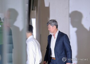 (LEAD) Special counsel questions ex-first lady's associate over stock manipulation, influence peddling