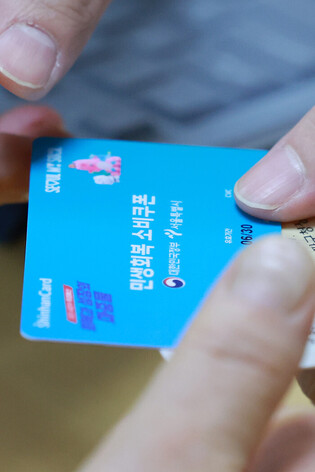 S. Korea begins cash handouts to all citizens