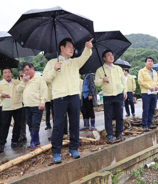 Lee visits flood-hit area