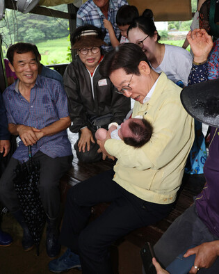 Lee visits flood-hit area