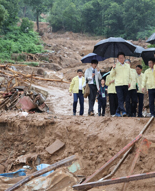 Lee visits flood-hit area