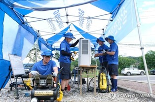 (LEAD) Conglomerates step up relief efforts in flood-hit areas with donations, on-site aid