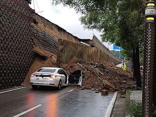 Police raid Hyundai E&C over overpass wall collapse