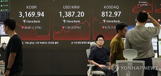 (LEAD) Seoul shares sink over 1 pct ahead of tariff deadline, Q2 earnings