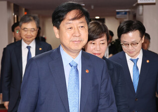 Finance minister at meeting on int'l economic affairs