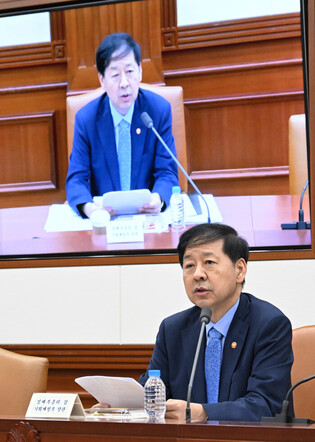 Finance minister at meeting on int'l economic affairs