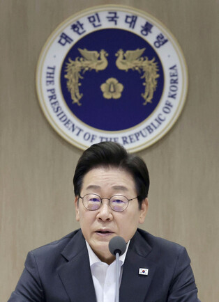 Lee attends Cabinet meeting