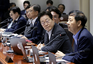 Lee attends Cabinet meeting