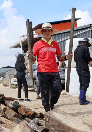 Candidate for opposition party's leadership race