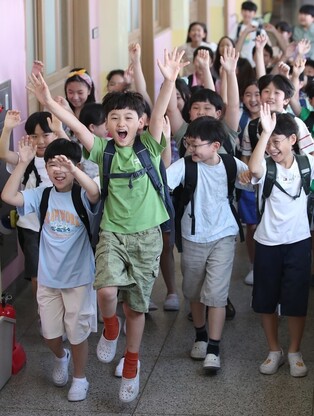 Students joyous over summer vacation