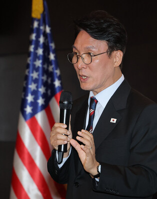PM Kim attends AMCHAM seminar