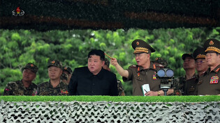 N.K. leader observes firing contest of artillery subunits