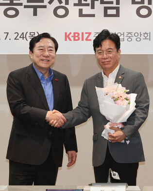 New labor minister meets industry body's chief