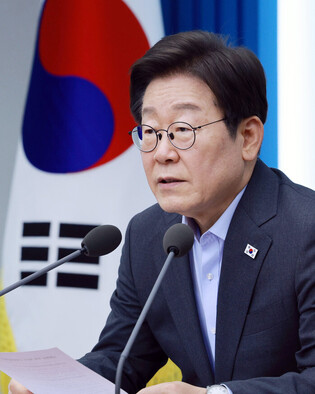 Lee holds 5th meeting with top aides