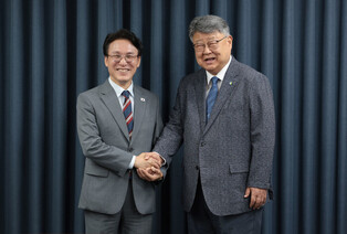 PM Kim visits Christian leader