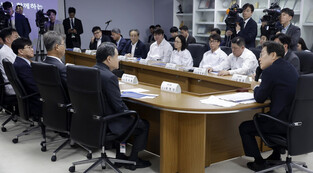 Lee attends meeting on preventing industrial disasters