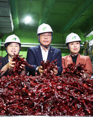 Opposition leader visits farming goods reserve base