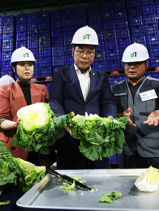 Opposition leader visits farming goods reserve base