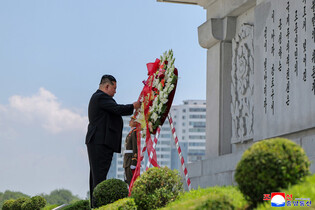 Kim Jong-un pays respects at N.K.-China friendship tower