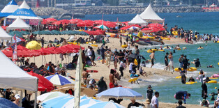 Scorching heat grips beachgoers