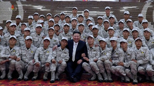 N.K. leader joins group photo session with soldiers