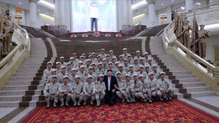 N.K. leader joins group photo session with soldiers