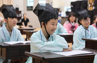 Kids learn about traditional etiquette