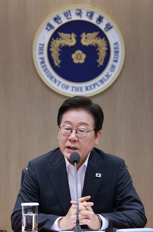 Lee attends Cabinet meeting