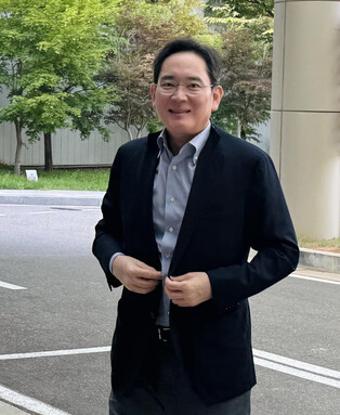 Samsung chief heads to Washington to support trade talks