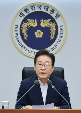 Lee attends meeting of emergency economic task force