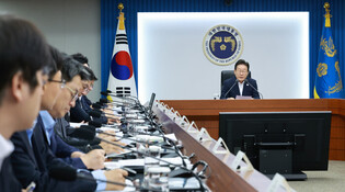 Lee attends meeting of emergency economic task force