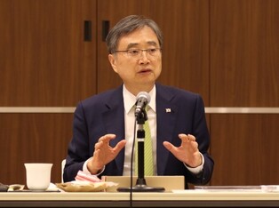 S. Korean FM holds press conference in Tokyo